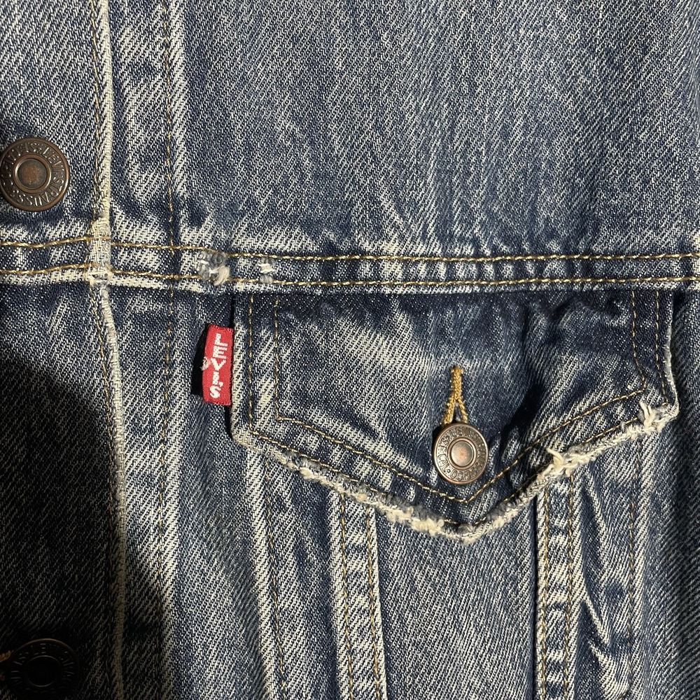Levis Premium Jacket Men’s Medium Blue Denim Trucker Distressed Coat Big E - Picture 4 of 14